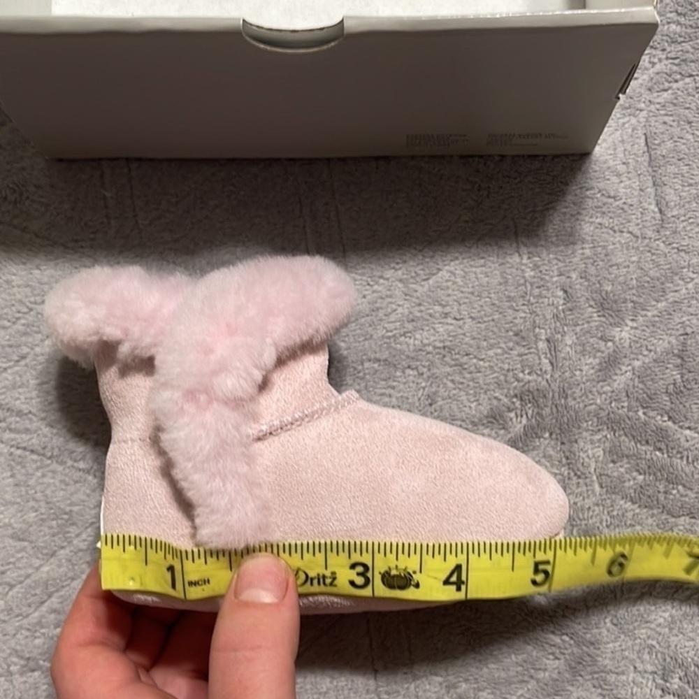 Ugg infant Genuine Shearling
Crib Shoe - Picture 6 of 6